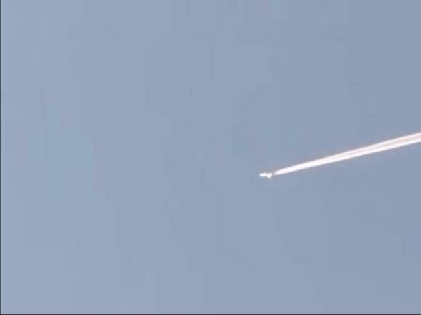 بالفيديو :طبق طائر يطارد طائرة عسكرية أمريكية 