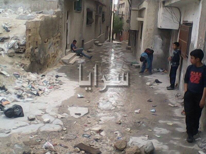 بالصور .. حي "جناعة" بالزرقاء يغرق بالمياه منذ 6 أيام بسبب خط مياه رئيسي مكسور