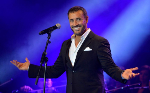 بالفيديو .. كاظم الساهر يحتضن إحدى معجباته على المسرح دفاعاً عنها