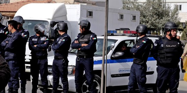 حقائب قرب السفارة الأميركية  ..  والامن لسرايا : حقائب  شخصية لاحدى العائلات فقدت داخل تكسي 