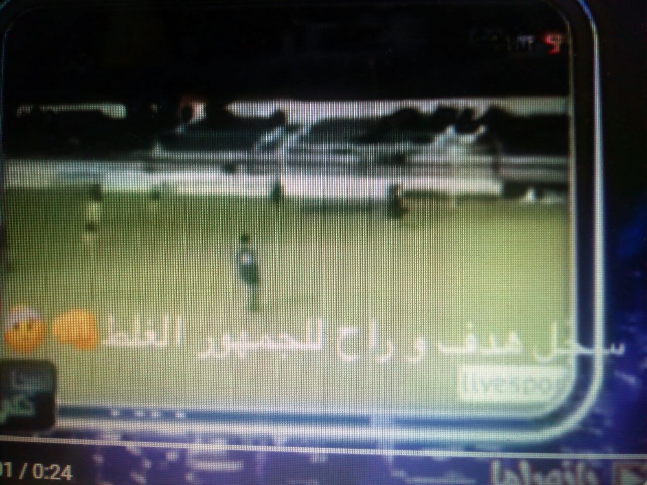 فيديو مضحك  ..  احرز هدفا و ركض نحو الجمهور  شاهد ما حصل له