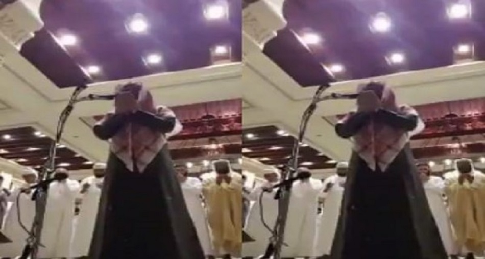 بالفيديو ..  مسحور يجهش بالبكاء و يصرخ أثناء الدعاء بصلاة التراويح
