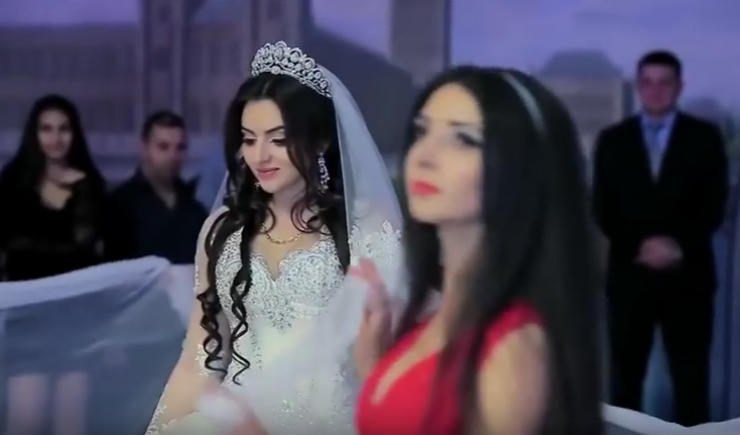 بالفيديو ..  رقصة عروس مع صديقاتها تبهر الجميع!