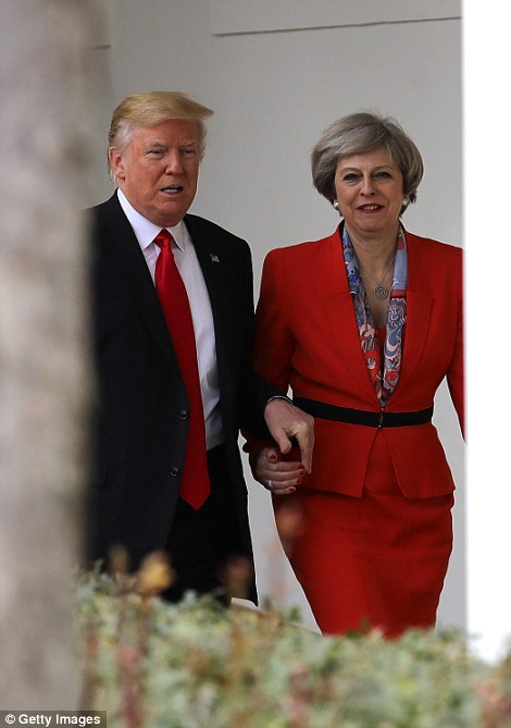 رئيسة وزراء بريطانيا  ..  بعد ان لمس ترامب يدها : تصرف كـ"جنتلمان"  