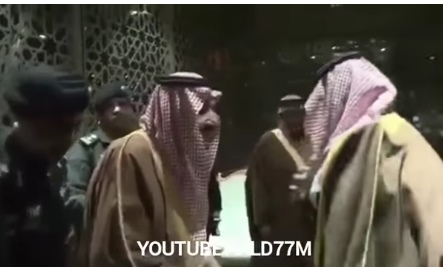 بالفيديو ..  الامير محمد بن سلمان يقبل اقدام الملك سلمان