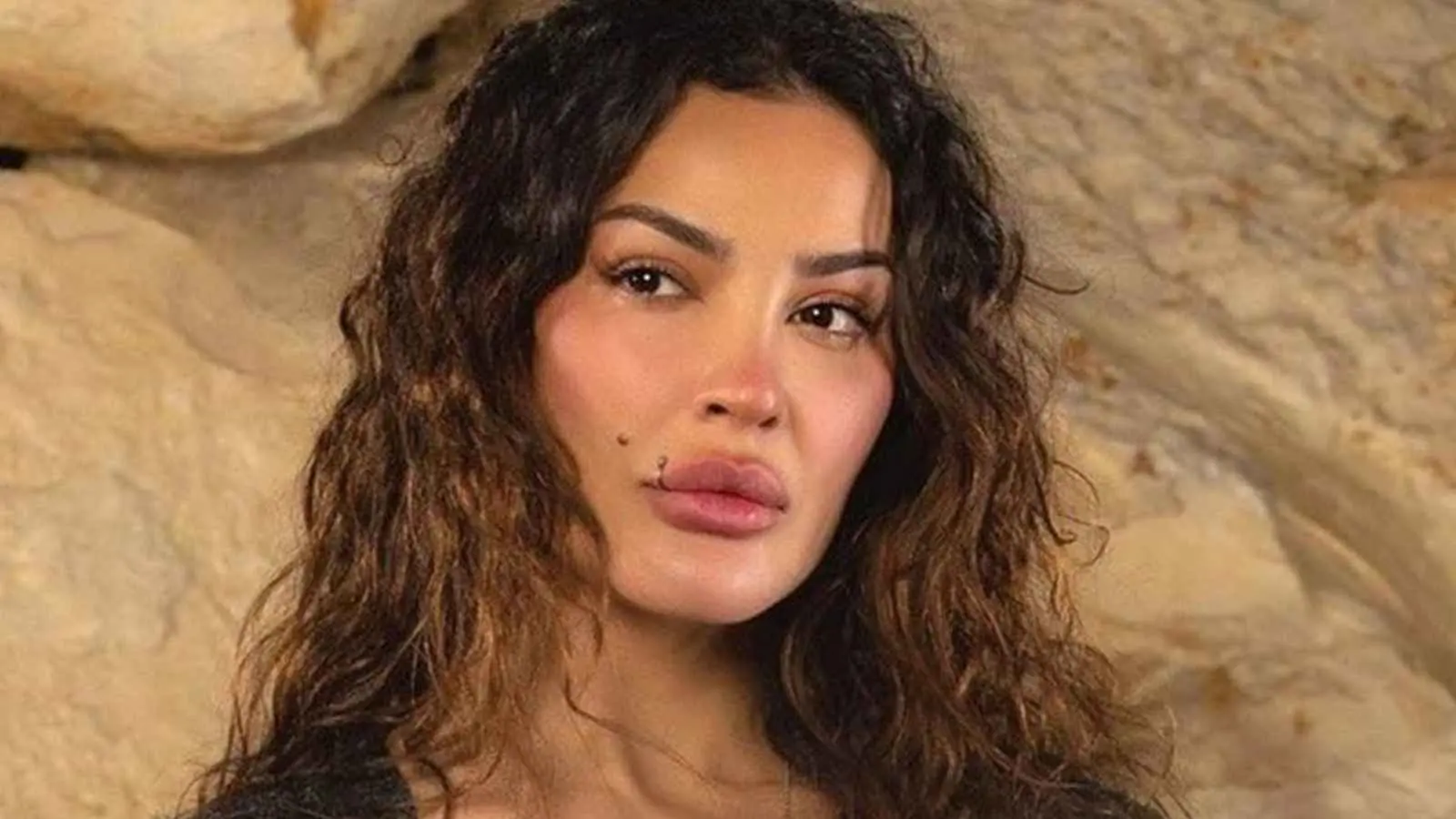 نادين نجيم تبكي بحرقة أمام متابعيها ..  ما القصة؟  ..  فيديو 