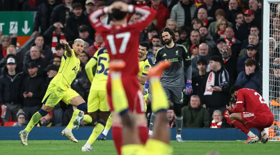 توتنهام ينتزع التعادل مع ليفربول ويهرب مؤقتاً من الهبوط