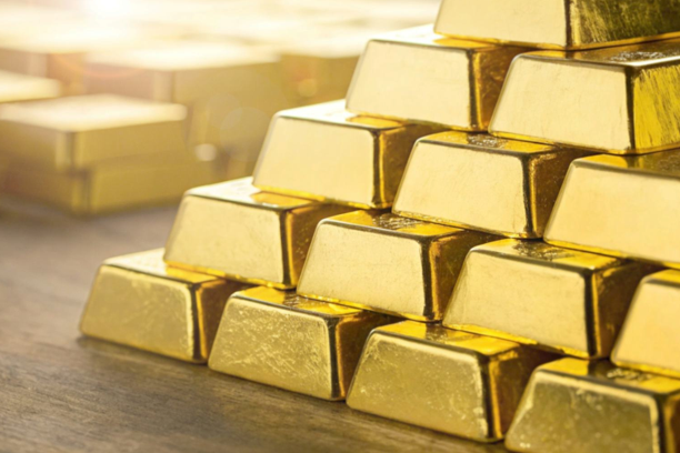 لماذ انخفض سعر الذهب بقوة وتسجيل أدنى مستوى منذ 7 شهور؟