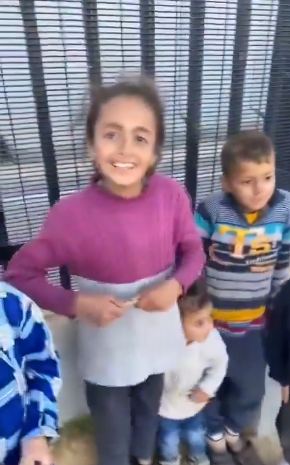 سعادة أطفال فلسطينيين بعد قيام جُندي مصري تقديم "الأندومي" لهم على الحدود 
