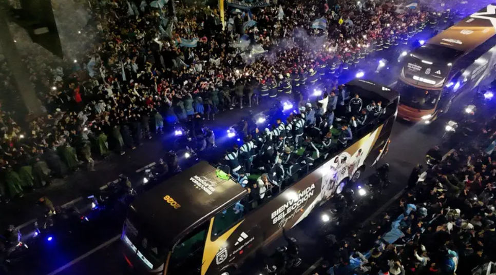 الآلاف يستقبلون منتخب الأرجنتين من دون ميسي