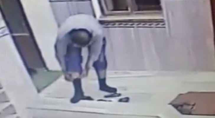 بالفيديو ..  شاب يسرق حذاء من مسجد في الزرقاء