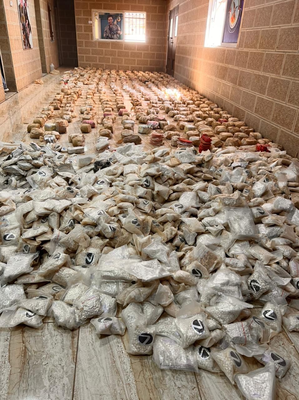 بالفيديو ..  ضبط نصف طن من الحشيش ونحو 2 مليون حبة مخدرة بعد اشتباك مسلح مع اخطر تجار ومهربي المخدرات 