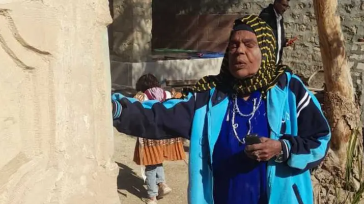 ماتوا الأربعة في حريق ..  مصرية تعيش بجوار قبور أبنائها منذ 33 عاما - فيديو 