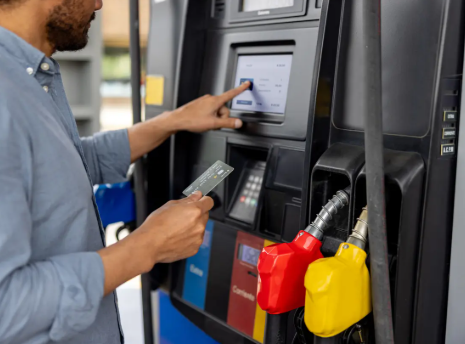 مع ارتفاع الأسعار ..  6 نصائح لجعل الوقود يدوم أكثر في سيارتك 