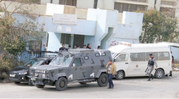 حدث يقتحم مدرسة بـ"النزهة" ويطعن 4 طلاب 