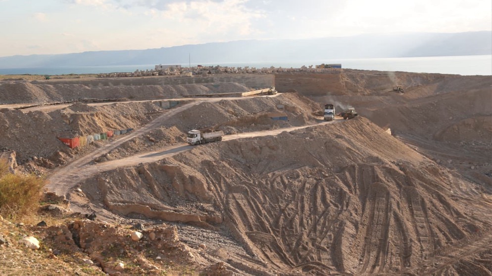 وزير الأشغال يتفقد مشاريع حمايات جسور البحر الميت