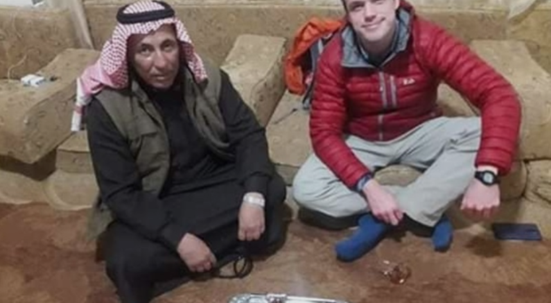 إمام مسجد ينقذ سائح بلجيكي بعد  ان ظل طريقه في منطقة أم الرصاص .. وهذا ما فعله أبو البصل