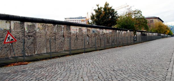 صور  ..  تعرف على جدار برلين