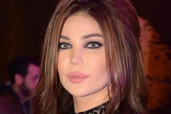 بالفيديو  .. "مي حريري" تستقل الدراجة النارية للوصول إلى مطار رفيق الحريري الدولي