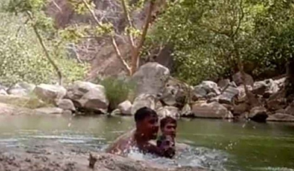 فيديو مأساوي  ..  (3) اشخاص صوروا لحظة موتهم غرقاً خلال 3 دقائق   ..  "تفاصيل"