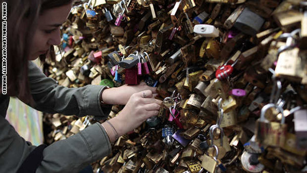 صور: بلدية باريس تقرر إزالة أقفال الحب المعلقة على جسر الفنون