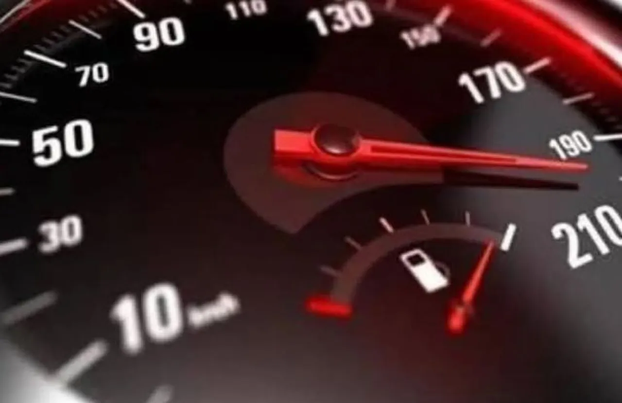 ضبط مركبة تسير بسرعة 232 كم/س على طريق الأزرق