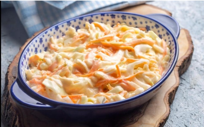 سلطة الملفوف والجزر بالمايونيز