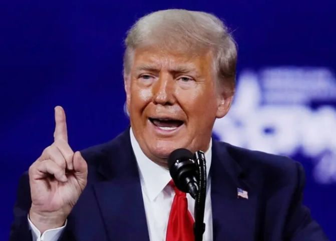 ترامب يهدد بفرض حصار بحري على إيران