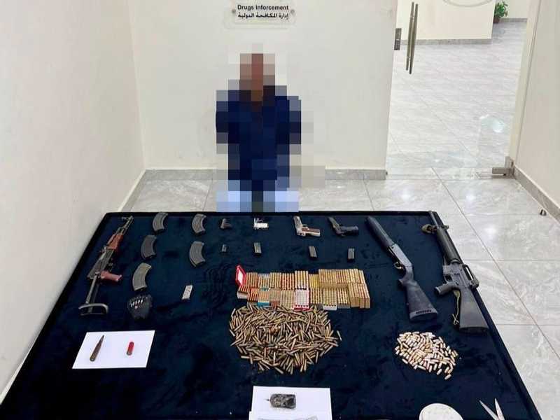 الكويت ..  ضبط كمية مخدرات و7 أسلحة نارية بحوزة شخص