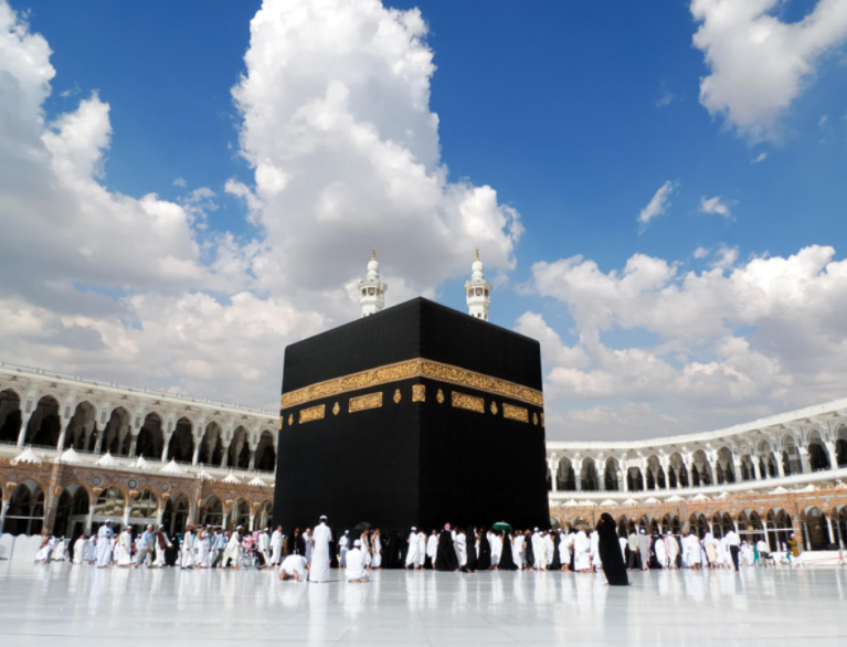 السعودية تفرض غرامة 10000 ريال على القادمين لأداء العمرة دون تصريح