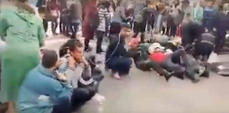 بالفيديو  ..  معلمين عاطلين عن العمل يحاولون الانتحار حرقا في المغرب 