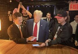 شاهد ..  ترمب يشتري «برغر العملات الرقمية»