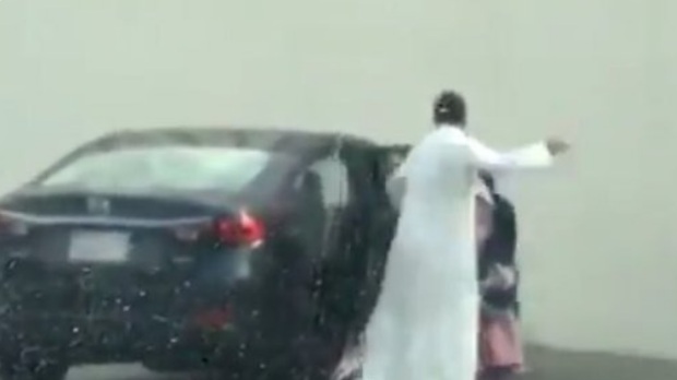 السعودية: لماذا فعل أب مع ابنته هذا في الشارع!  .. فيديو