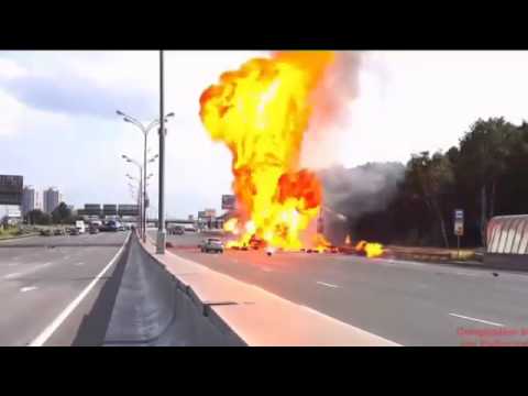 بالفيديو ..  إنفجار شاحنة محملة بالغاز يحول طريقاً إلى جحيم
