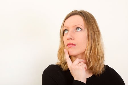 دعوني لزواج أخو زوجي رغم أن زوجته الأولى صديقتي .. هل أذهب؟