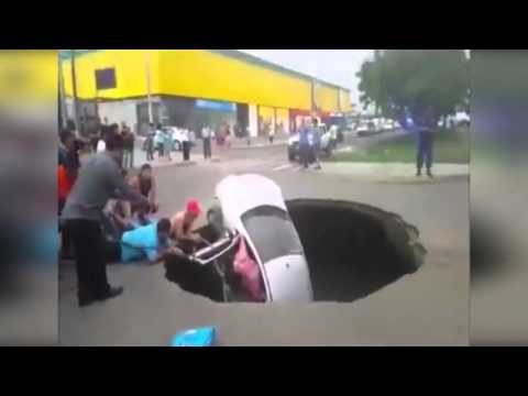 بالفيديو ..  حفرة ضخمة تبتلع سيارة بمن فيها في البيرو