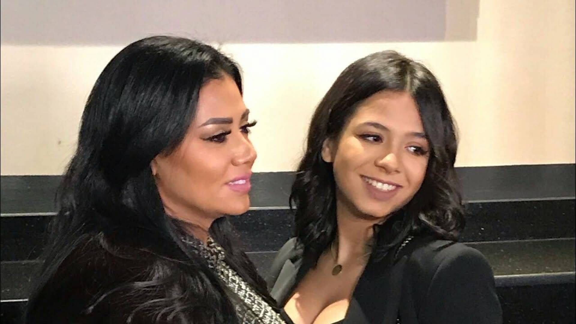 رانيا يوسف تردّ على جدل زواج بناتها قبل الثلاثين