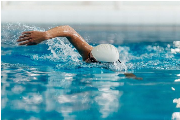 السباحة ..  رياضة هامة تحمل العديد من الفوائد