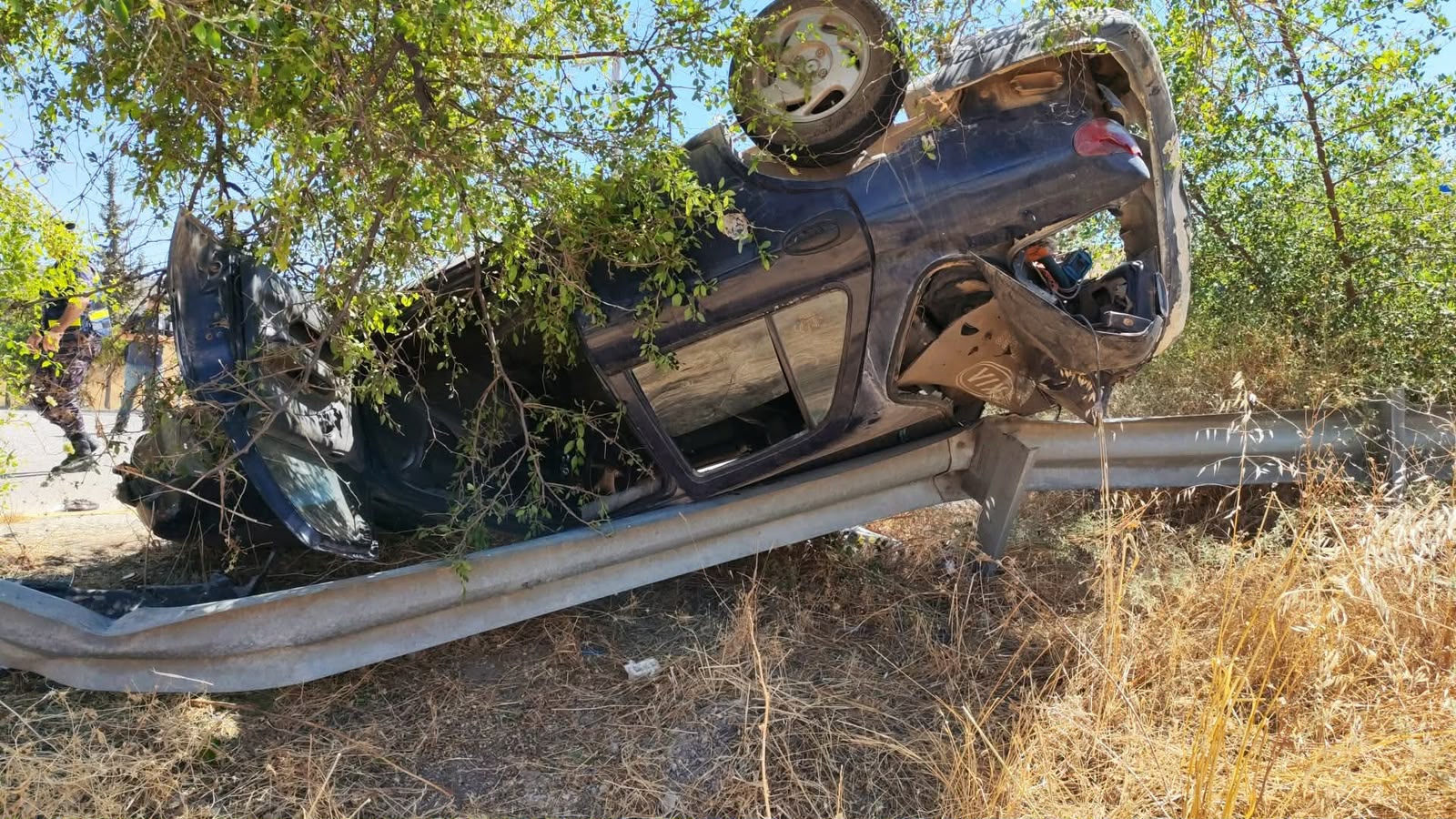 إصابة شخصين في حادث تدهور مركبة غرب إربد ..  صور 