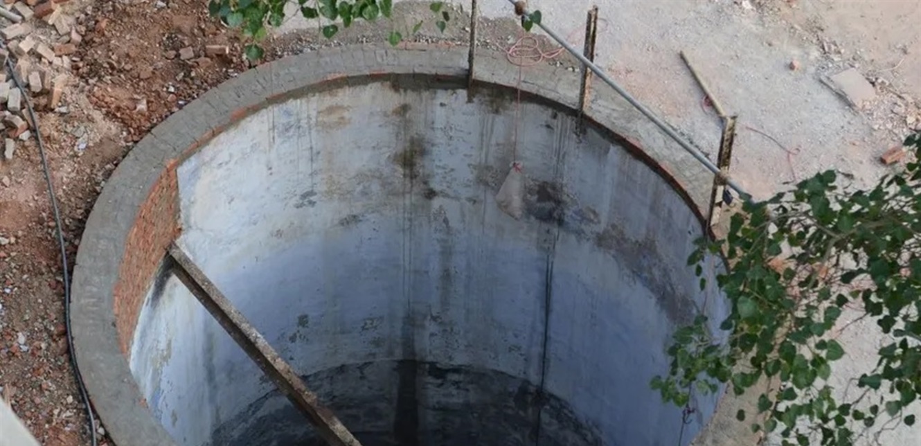 العثور على فتاة على قيد الحياة داخل بئر ..  وما كشفته مروّع