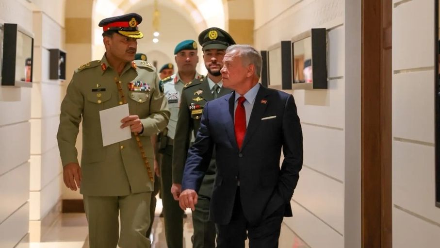 الملك يلتقي رئيس أركان القوات البرية الباكستانية