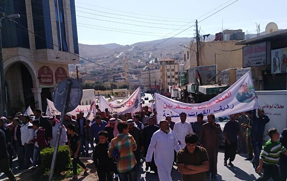 مسيرة ووقفة احتجاجية للمتقاعدين العسكريين في وادي موسى ..  صور وتفاصيل