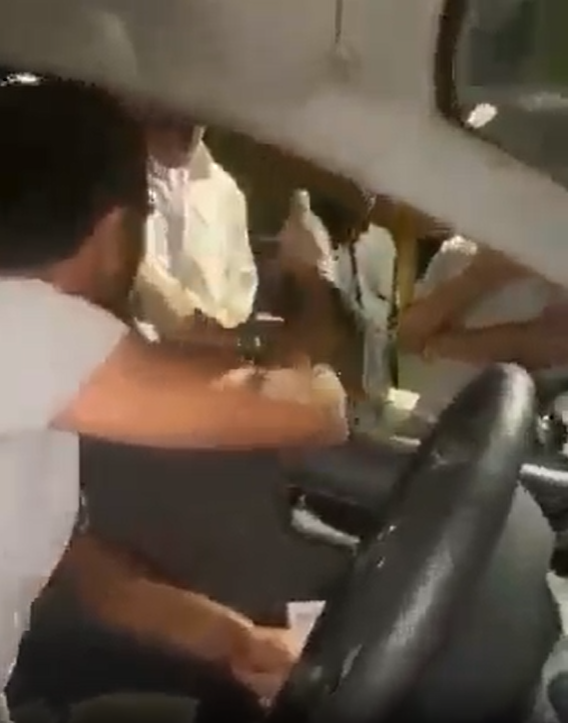  بالفيديو  ..  أمام الأجهزة الأمنية اشخاص يعترضون طريق أحد "كباتن التطبيقات" في العقبة ويهددونه بحجز مركبته  