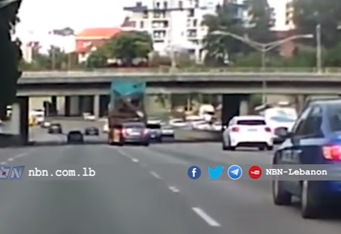 بالفيديو  ..  لحظة انشطار شاحنة الى نصفين اثر اصطدامها بجسر 