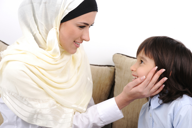 كيف أوفق بين حقوق أمي وحقوق أسرتي عليّ؟