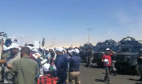 بالفيديو  ..  معلمو الجنوب ينفذون وقفة احتجاجية على الطريق الصحراوي  قبل متابعة سيرهم الى عمان