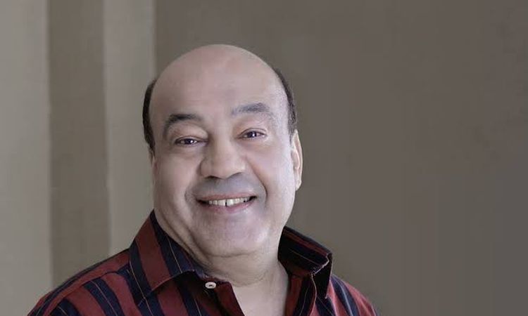بالصور  ..  نجوم الفن يواسون حجاج عبد العظيم بعد وفاة شقيقته