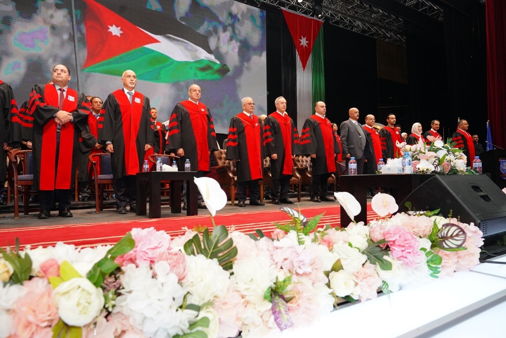 بالصور  ..  دولة الكباريتي  يرعى اليوم الأول لإحتفال عمان الأهلية بتخريج طلبتها للفصل الأول من الفوج 33 