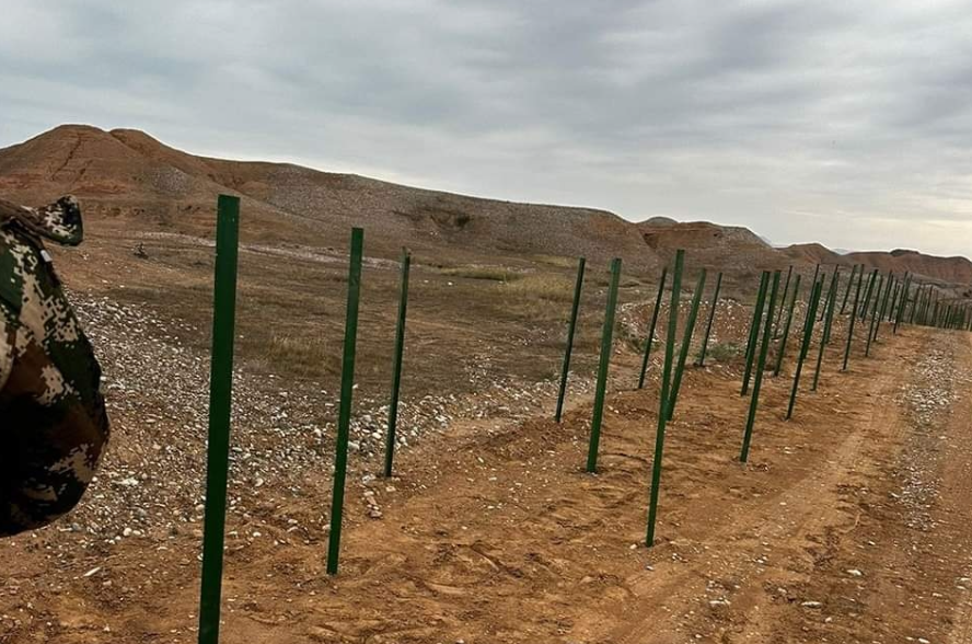 نصب "أكبر حاجز من الاسلاك الشائكة" على الحدود العراقية الإيرانية (صور)