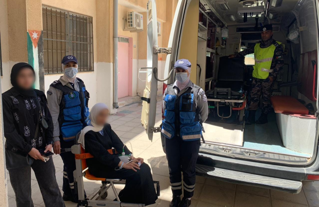 دفاع مدني عجلون يستجيب لاستغاثة والد طالبة ثانوية عامة وينقلها من المستشفى إلى القاعة الإمتحانية - صور 